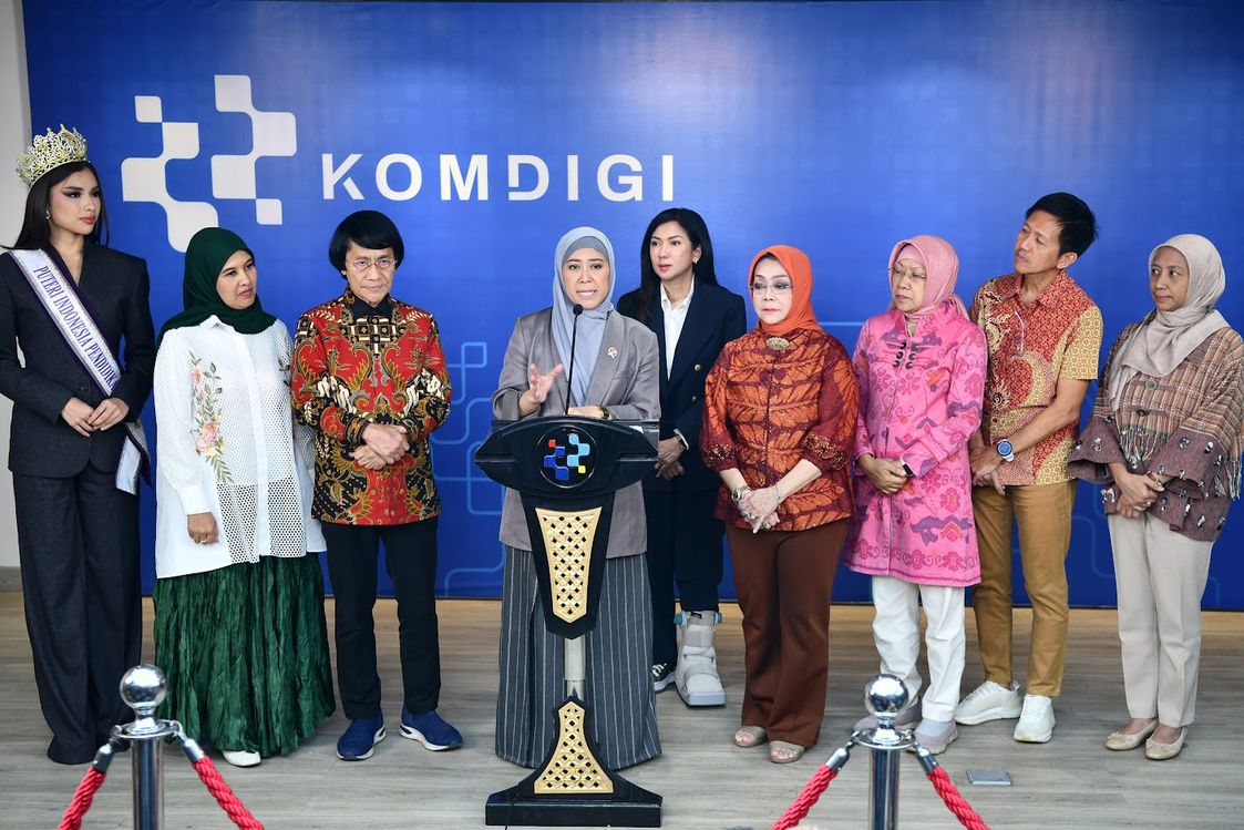 Tak Cukup Hitung Akun, Meutya Hafid Dorong Platform Ubah Desain Layanan demi Anak di Era AI